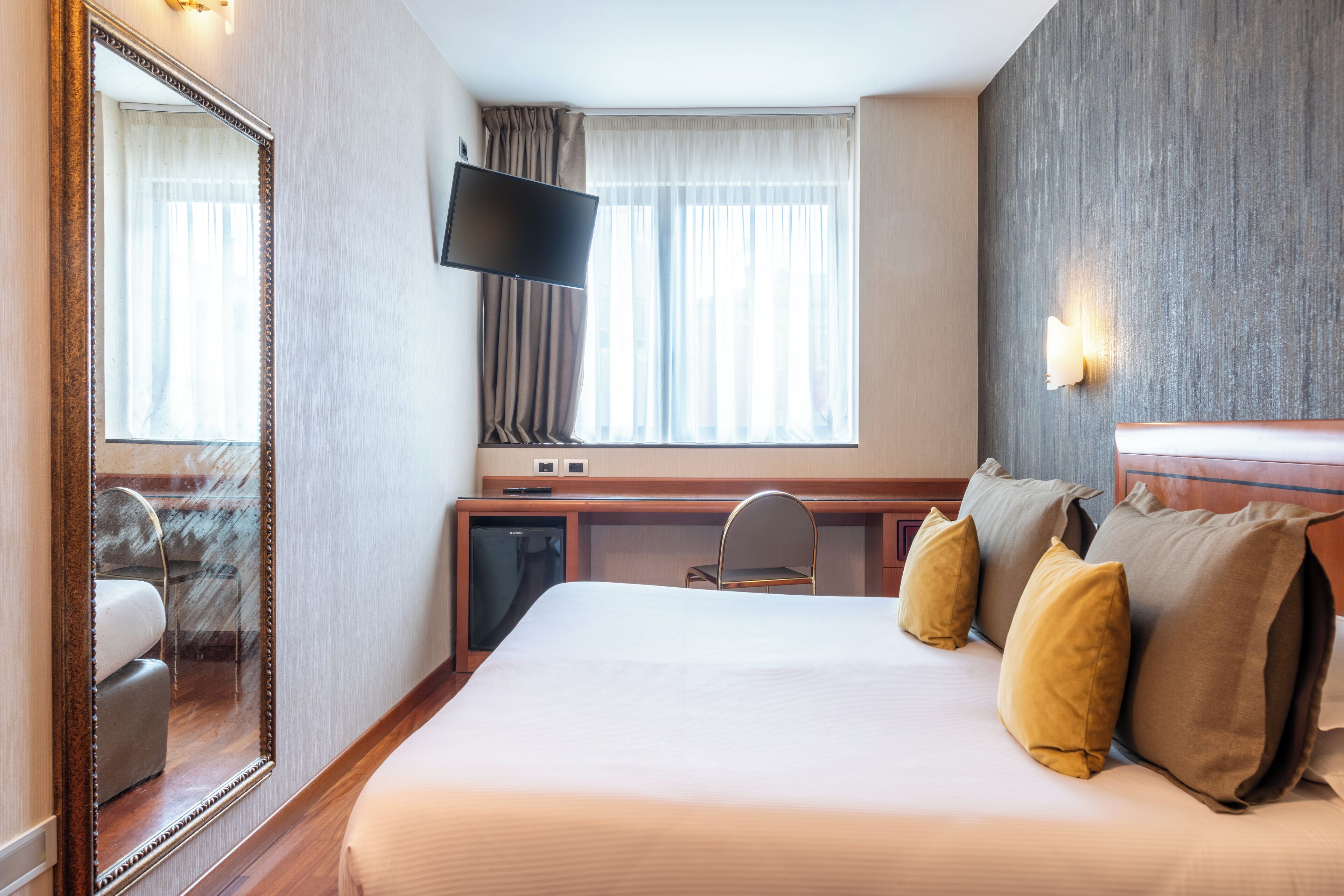 classic double or twin room | 1 bedroom, down duvets, minibar, in-room safe