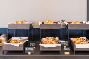 Colazione a buffet a pagamento, servita tutte le mattine 
