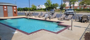 Seasonal outdoor pool - Comfort Inn Bessemer Birmingham South (Bessemer)