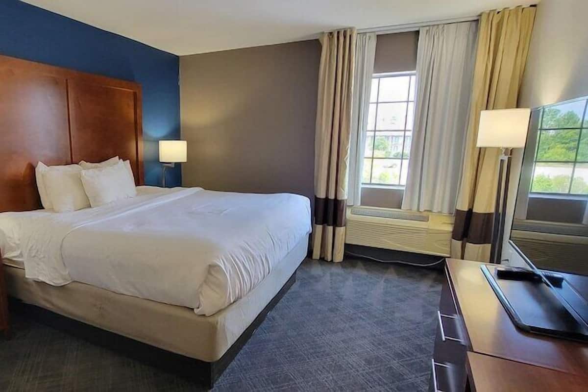 خزنة داخل الغرفة وستائر تعتيم ومكواة/لوح كي وواي فاي مجانًا
