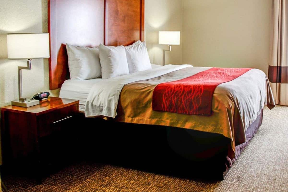 Coffre-fort, rideaux dâobscurcissement, fer et planche Ă repasser