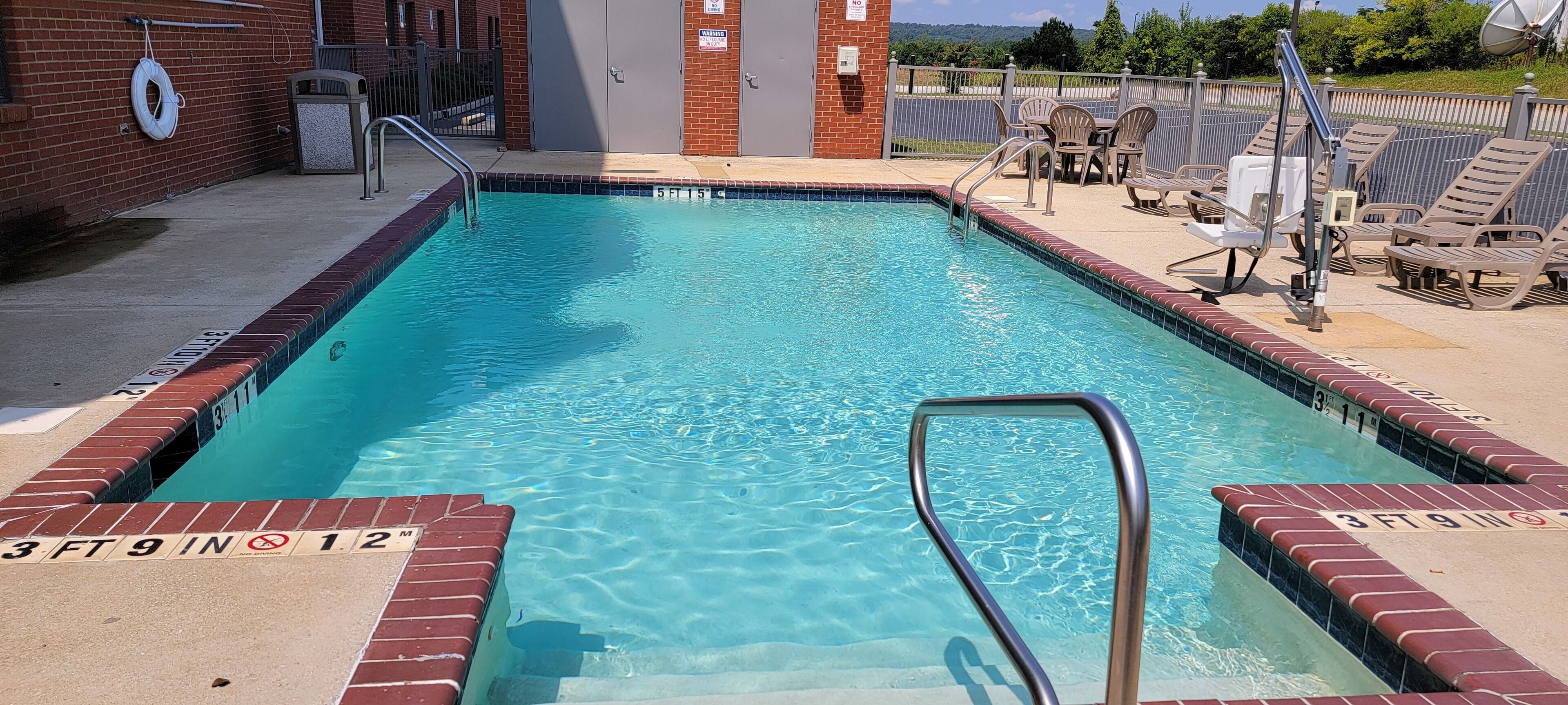 季节性开放的室外游泳池