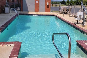 Piscine extérieure en saison
