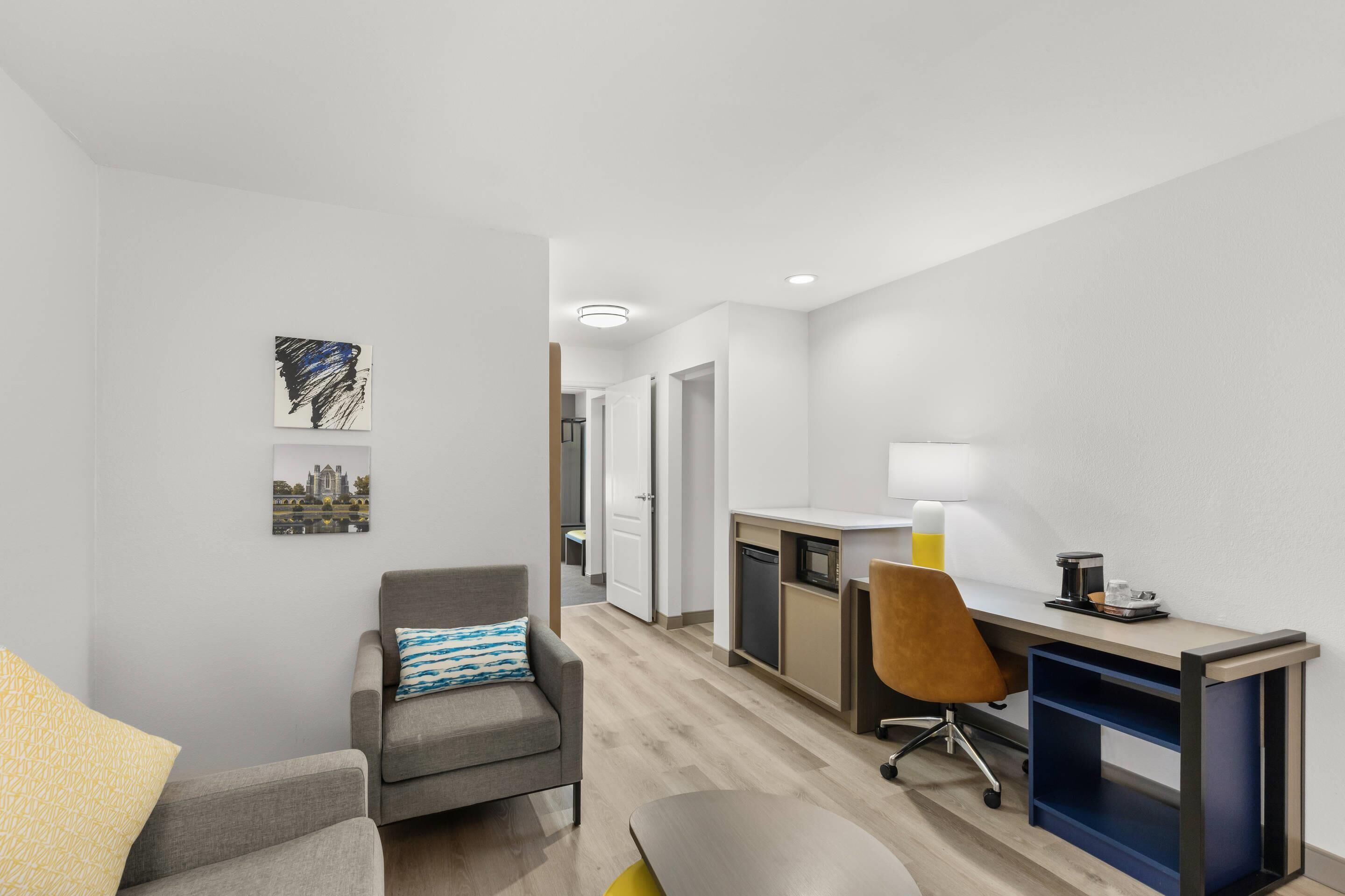 suite, 1 bedroom, non smoking | premium bedding, desk, blackout curtains, iron/ironing board