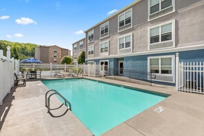 En säsongsöppen utomhuspool