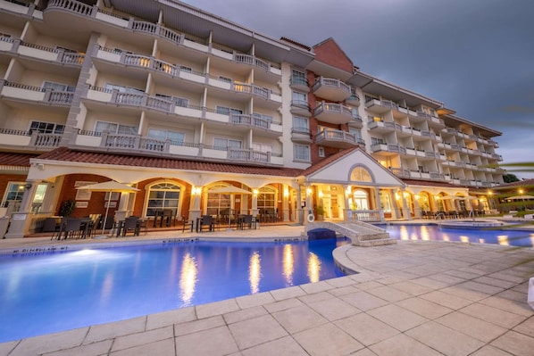 2 outdoor pools, pool umbrellas, pool loungers