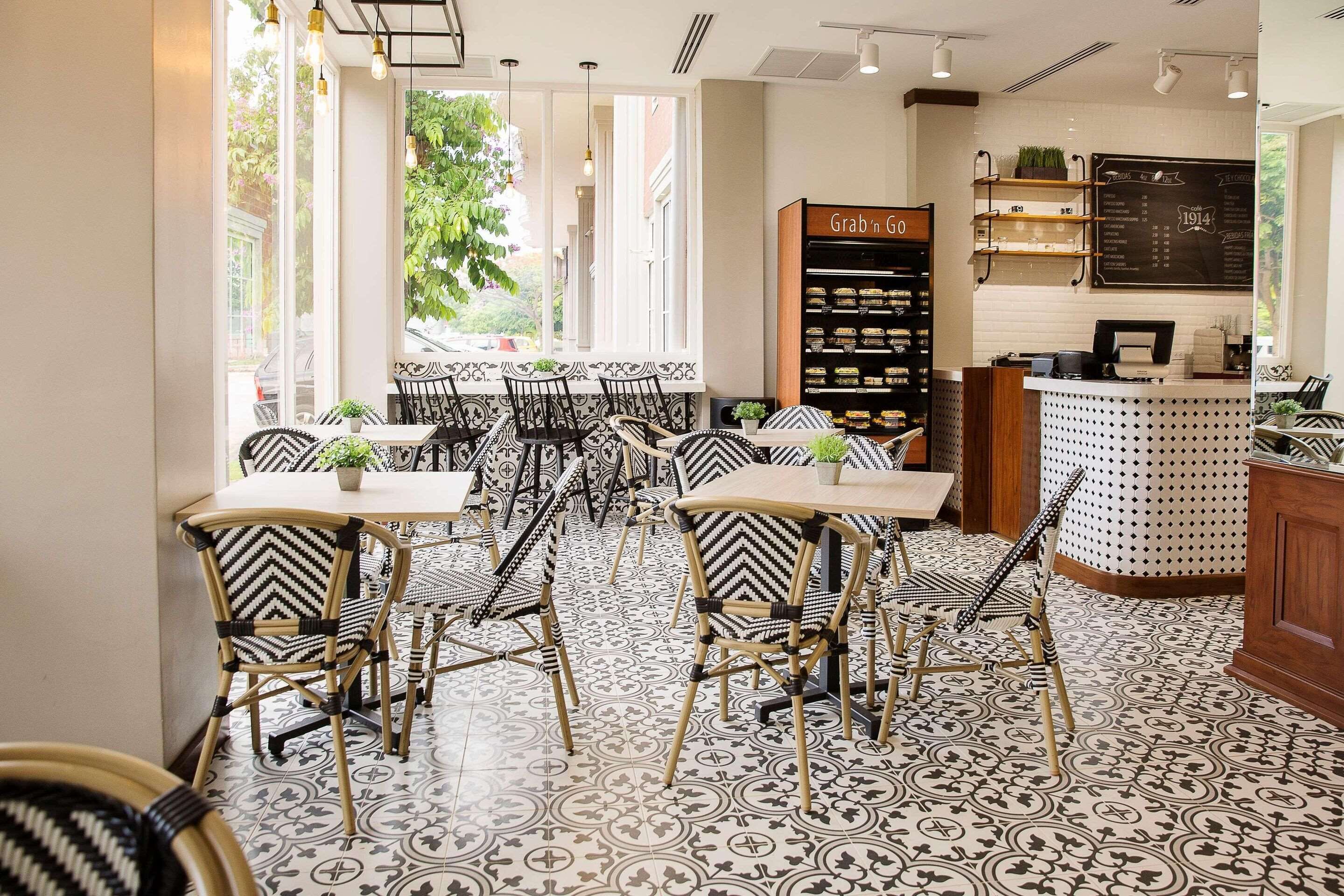 2 restaurants, lunch, dinner served; american cuisine