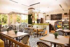 2 restaurantes, se sirven comidas, cenas y cocina americana