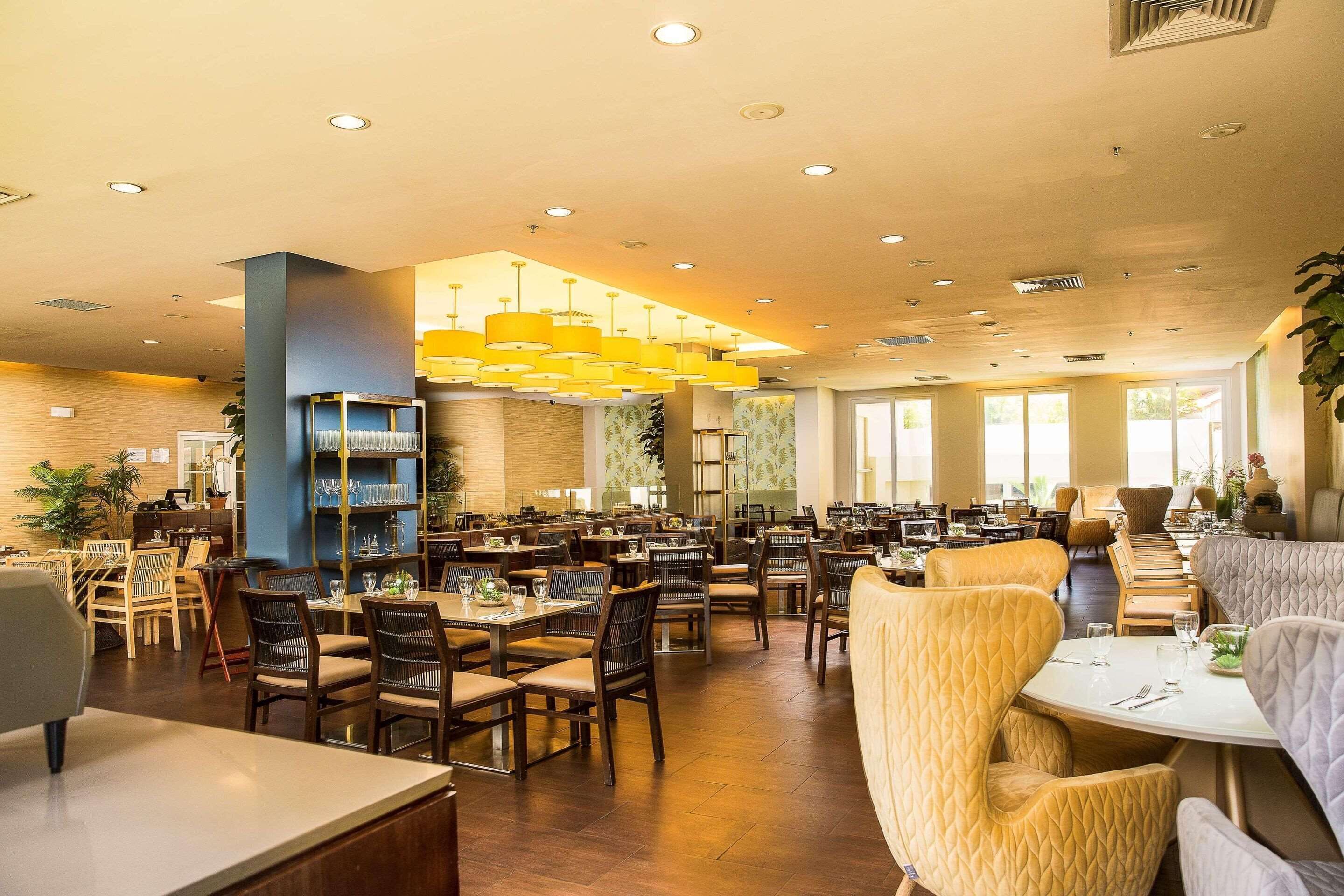 2 restaurants, lunch, dinner served; American cuisine