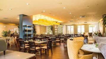 2 restaurants, lunch, dinner served; American cuisine