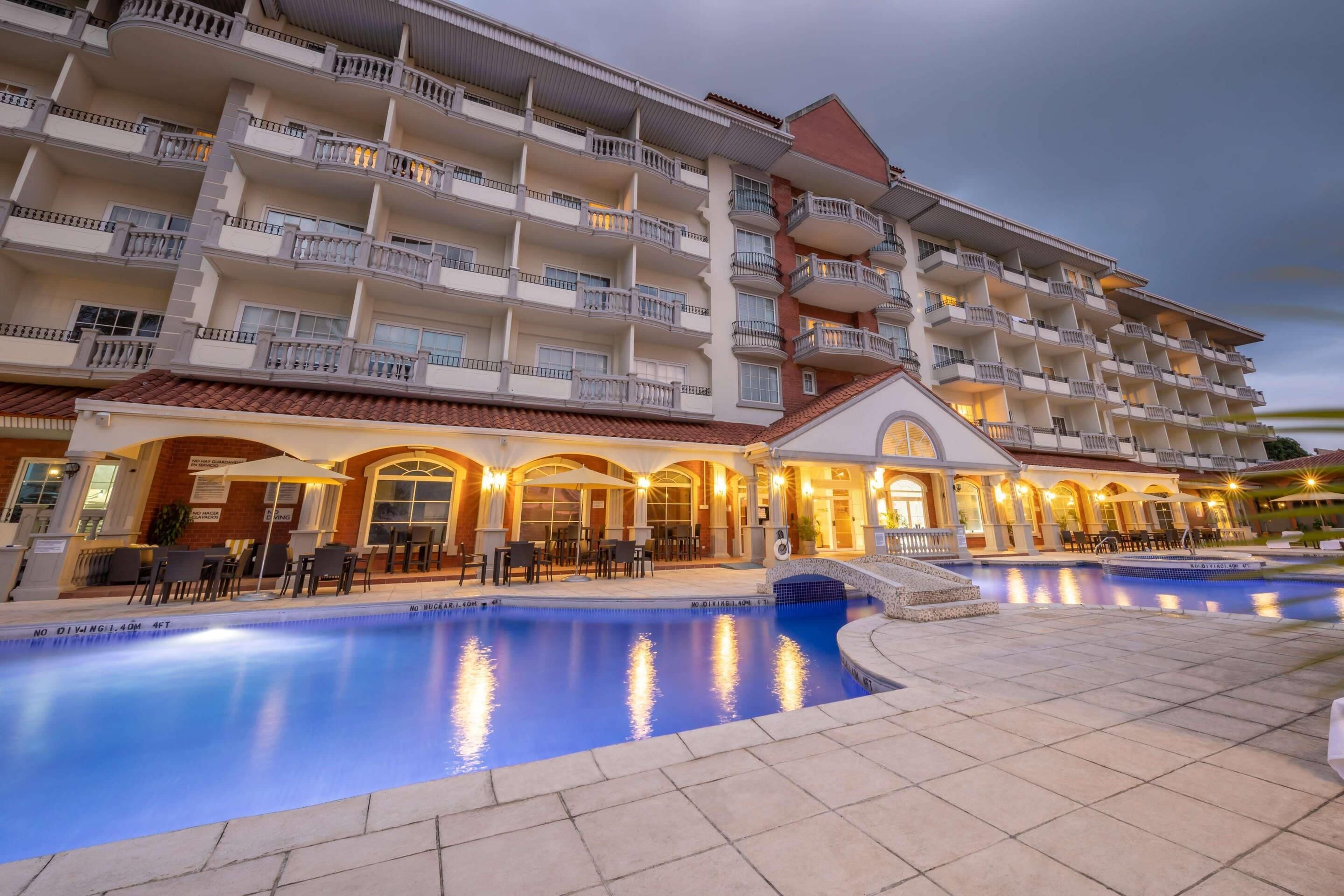 2 piscinas externas, guarda-sóis, espreguiçadeiras