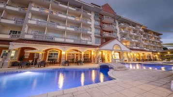 2 piscinas externas, guarda-sóis, espreguiçadeiras