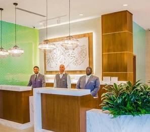 Mostrador para check-in y check-out