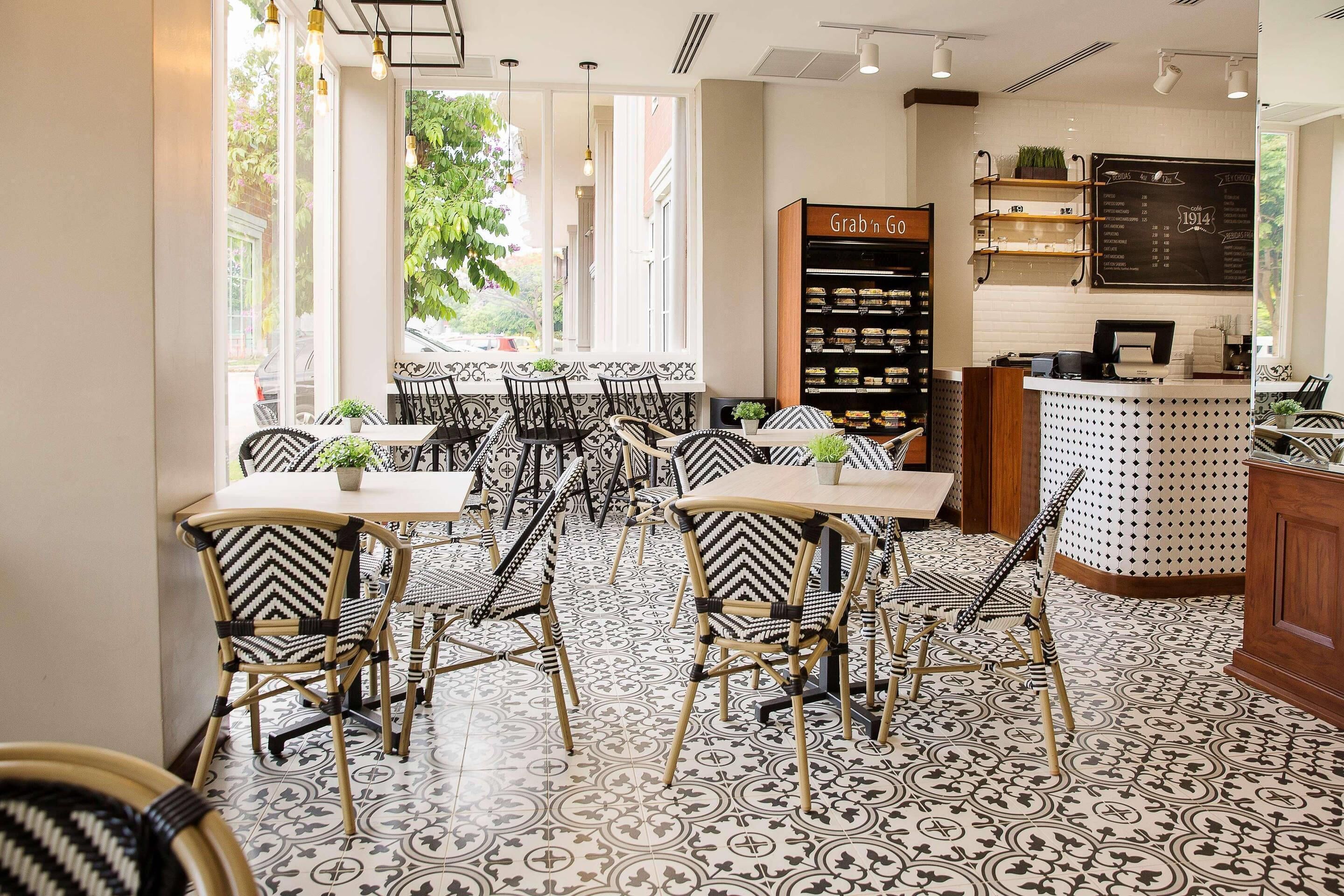 2 restaurants; lunch and dinner served 