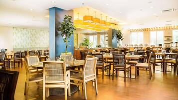 2 Restaurants; Mittagessen und Abendessen werden serviert