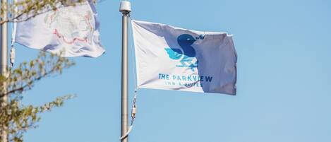 Una bandera con un logotipo de ave y el texto que dice "The Parkview Inn & Suites".