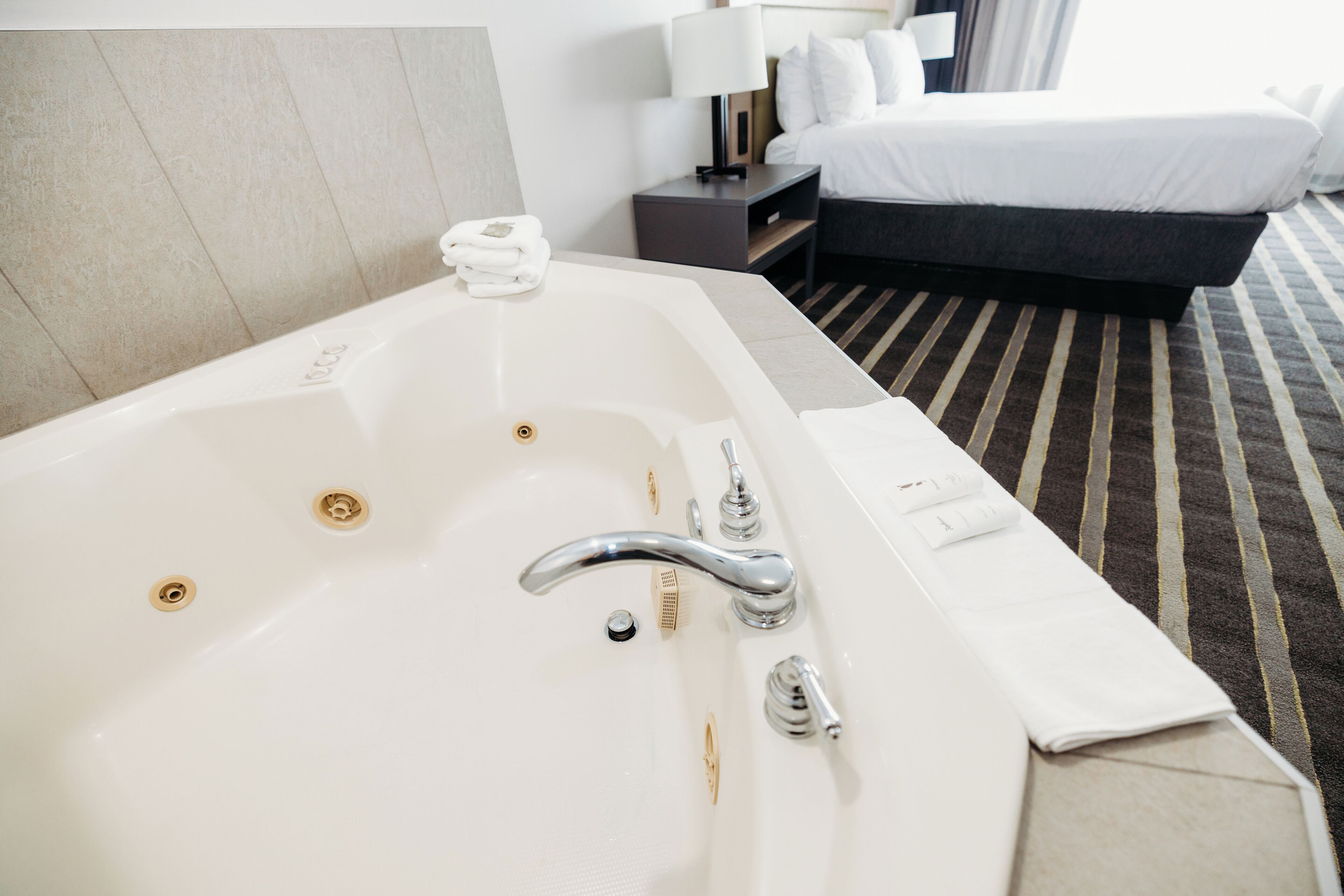 Deluxe-suite - 1 soveværelse - ikke-ryger | Premium-sengetøj, pengeskab på værelset, individuel indretning