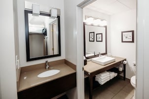 Habitación estándar, 2 camas de matrimonio, no fumadores | Baño | Secador de pelo, toallas, jabón y champú