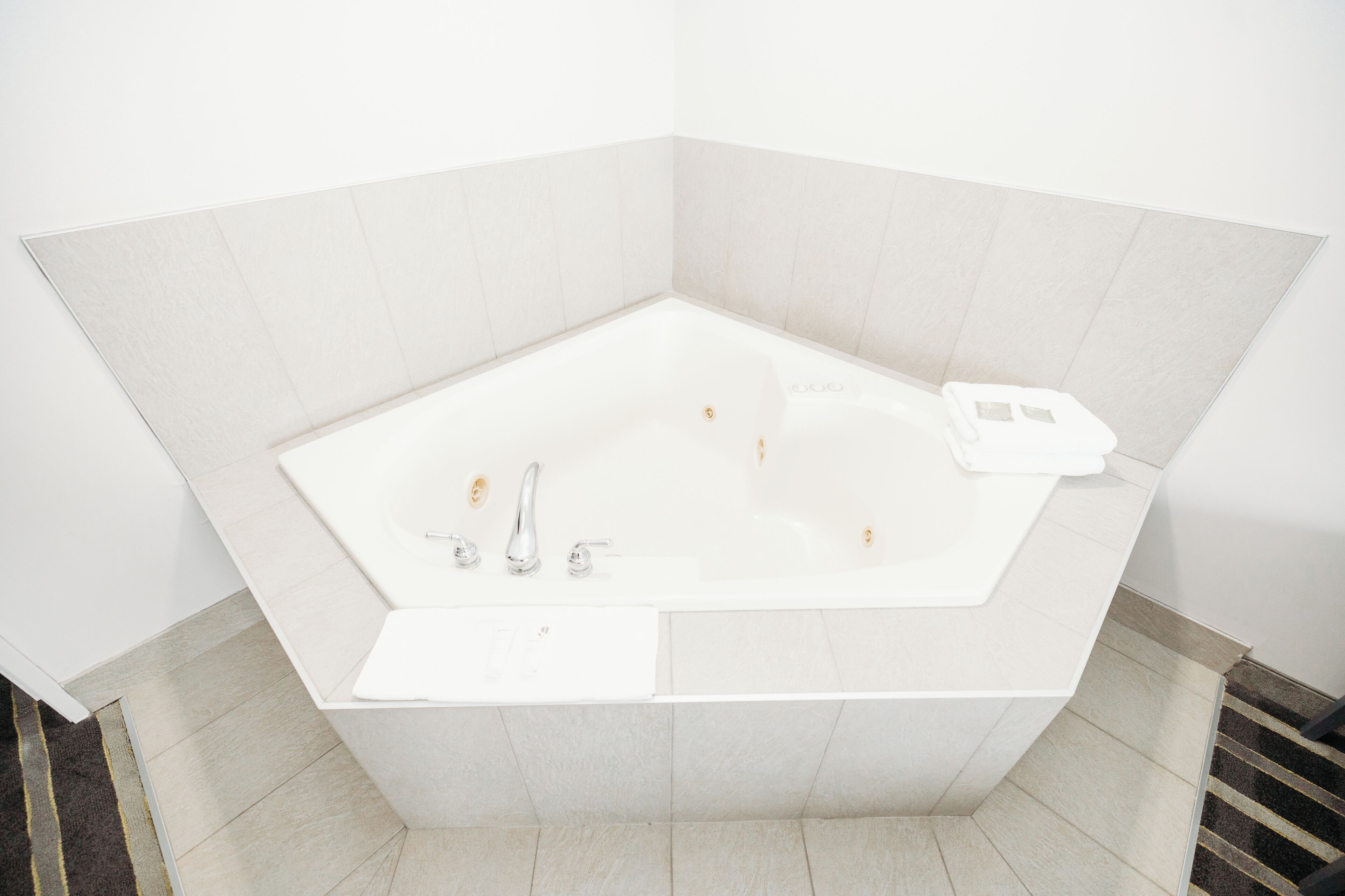 deluxe suite, 1 bedroom, non smoking | 1 bedroom, premium bedding, in-room safe, individually furnished