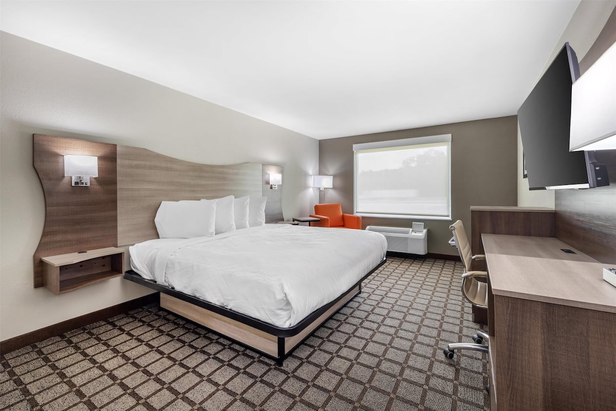 Habitación estándar, 1 cama King size, para no fumadores | Escritorio, espacio para trabajar con laptop y cortinas blackout
