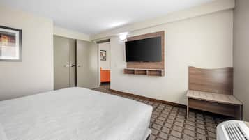 Suite, 1 King Bed, Accessible, Non Smoking (with Single Sofabed) | Desk, laptop workspace, blackout curtains, iron/ironing board