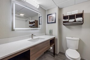Standard Room, 1 King Bed, Non Smoking | Bathroom | Free toiletries, hair dryer, towels, soap