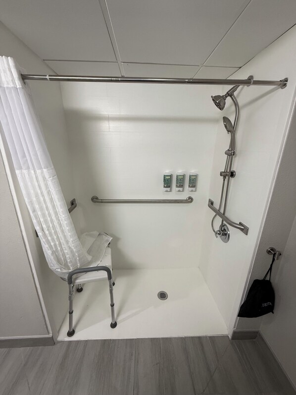 Habitación estándar, 1 cama King size, con acceso para personas discapacitadas, para no fumadores | Baño | Amenidades de baño gratuitas, secadora de cabello, toallas, jabón 