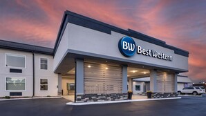 Egy modern homlokzattal, nagy ablakokkal és parkolóval rendelkező Best Western szálloda.