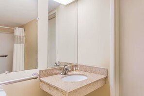Habitación, 2 camas dobles, accesible para personas con discapacidad (Bathtub w/ Grab Bars) | Baño | Artículos de higiene personal gratuitos, secador de pelo y toallas