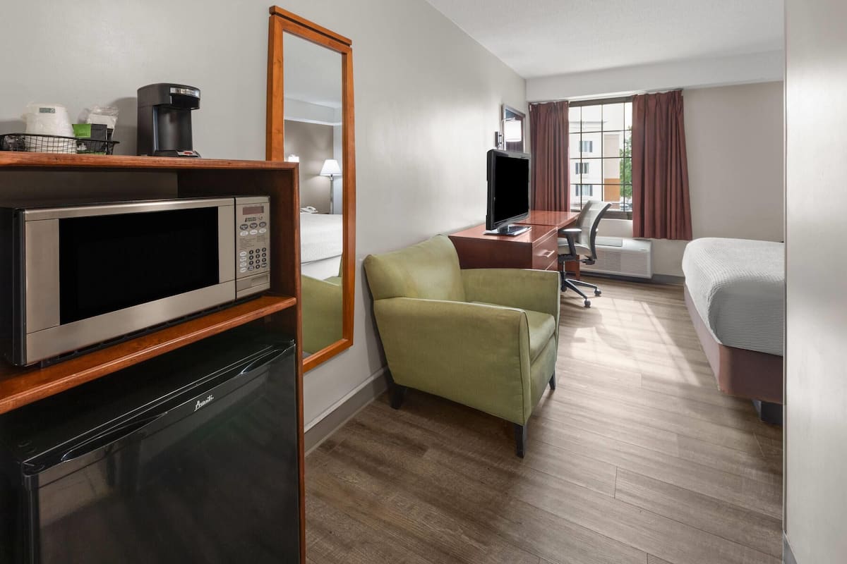 Escritorio, espacio para trabajar con un portátil, cortinas opacas