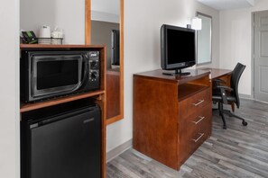 客房, 1 张特大床, 方便轮椅进入的淋浴, 无烟房 (Mobility Accessible) | 办公桌、笔记本电脑工作区、遮光窗帘、熨斗/熨板