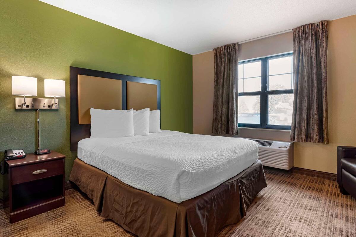 Studio, 1 Queen Bed, Accessible, Non Smoking | Desk, iron/ironing board, free WiFi, bed sheets