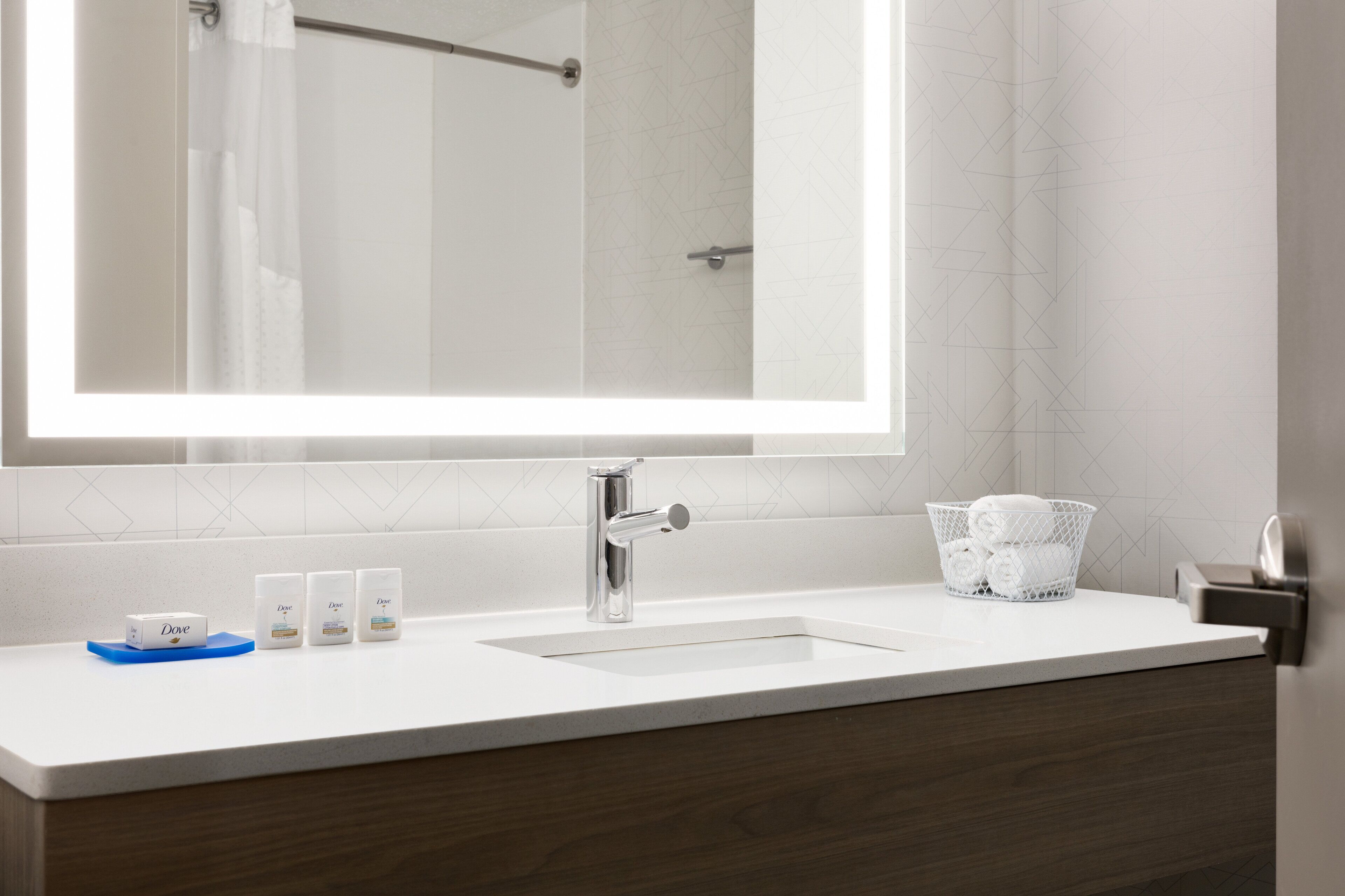 combined shower/bathtub, hair dryer, towels