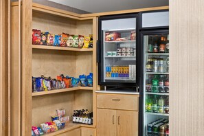 Un refrigerador con refrigerios y bebidas, lleno de diversas opciones.