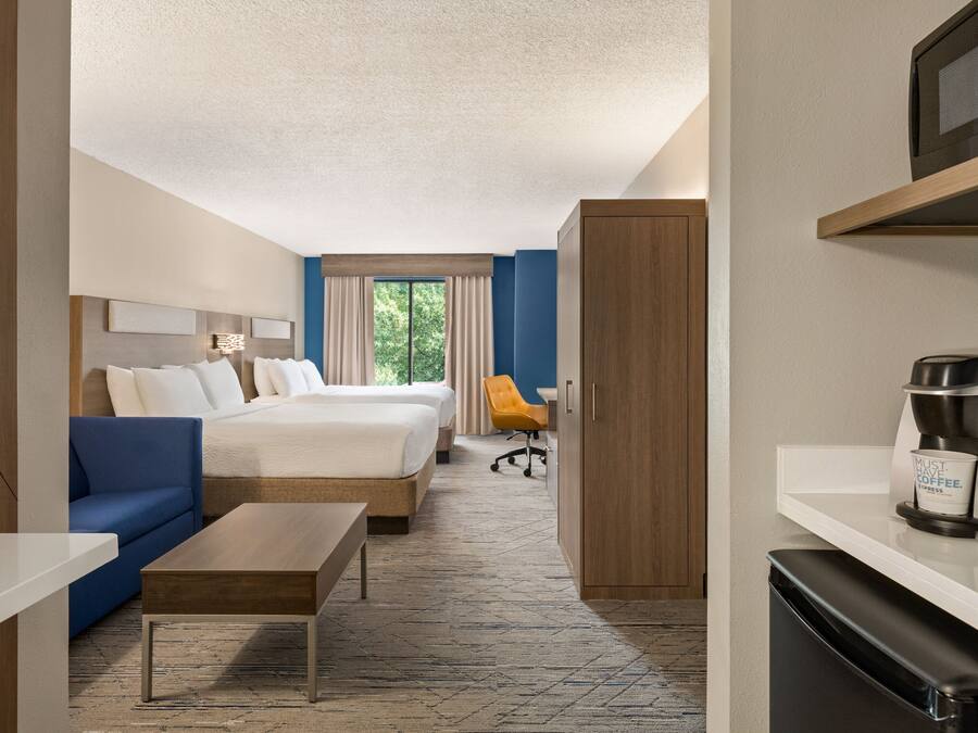 Peralatan tempat tidur premium, peti besi dalam bilik, meja