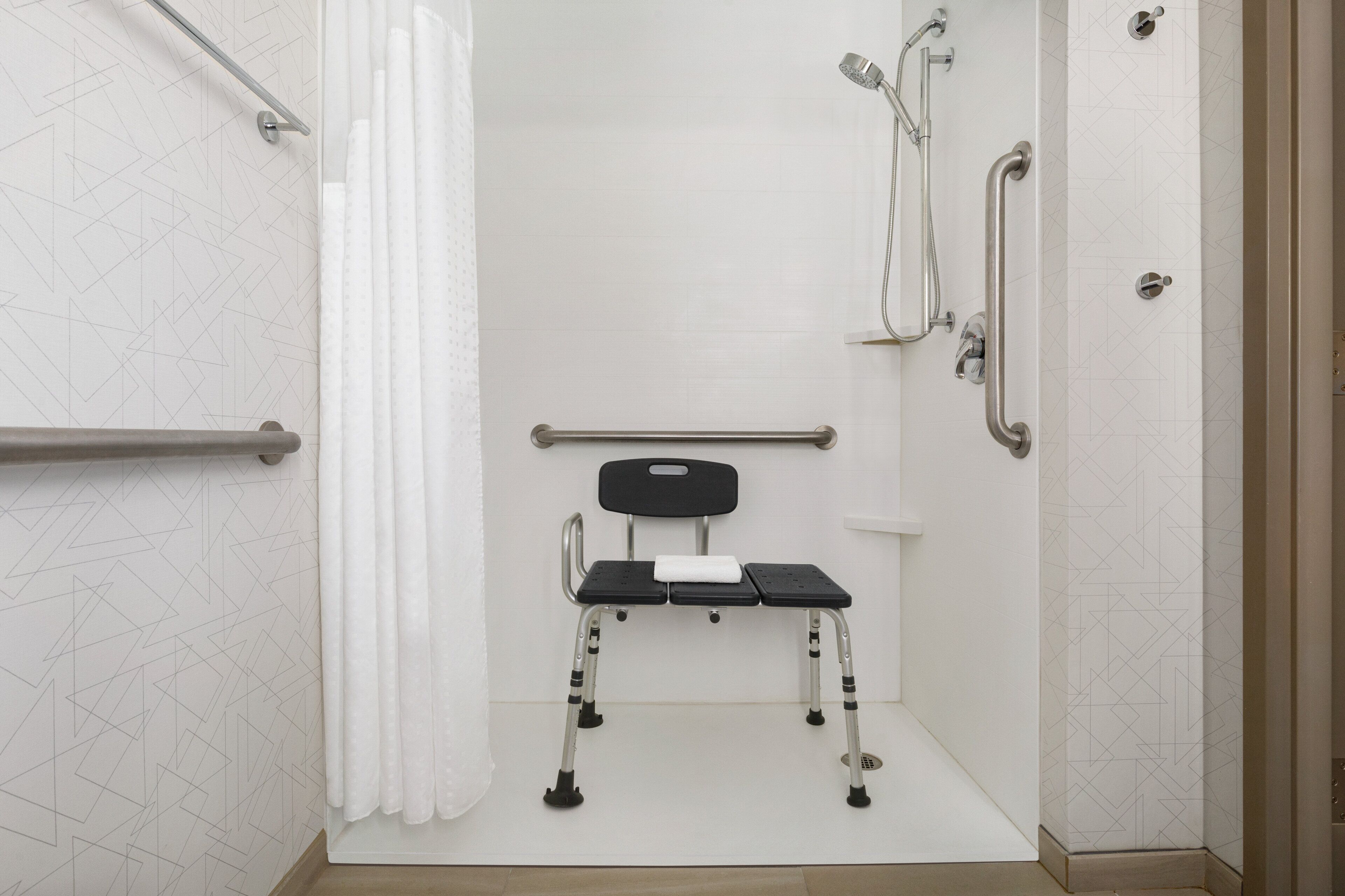 standard room, 1 queen bed, accessible (roll-in shower) | bathroom | combined shower/bathtub, hair dryer, towels