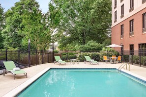 Seasonal outdoor pool - Holiday Inn Express & Suites Greenville - Downtown by IHG (Greenville)