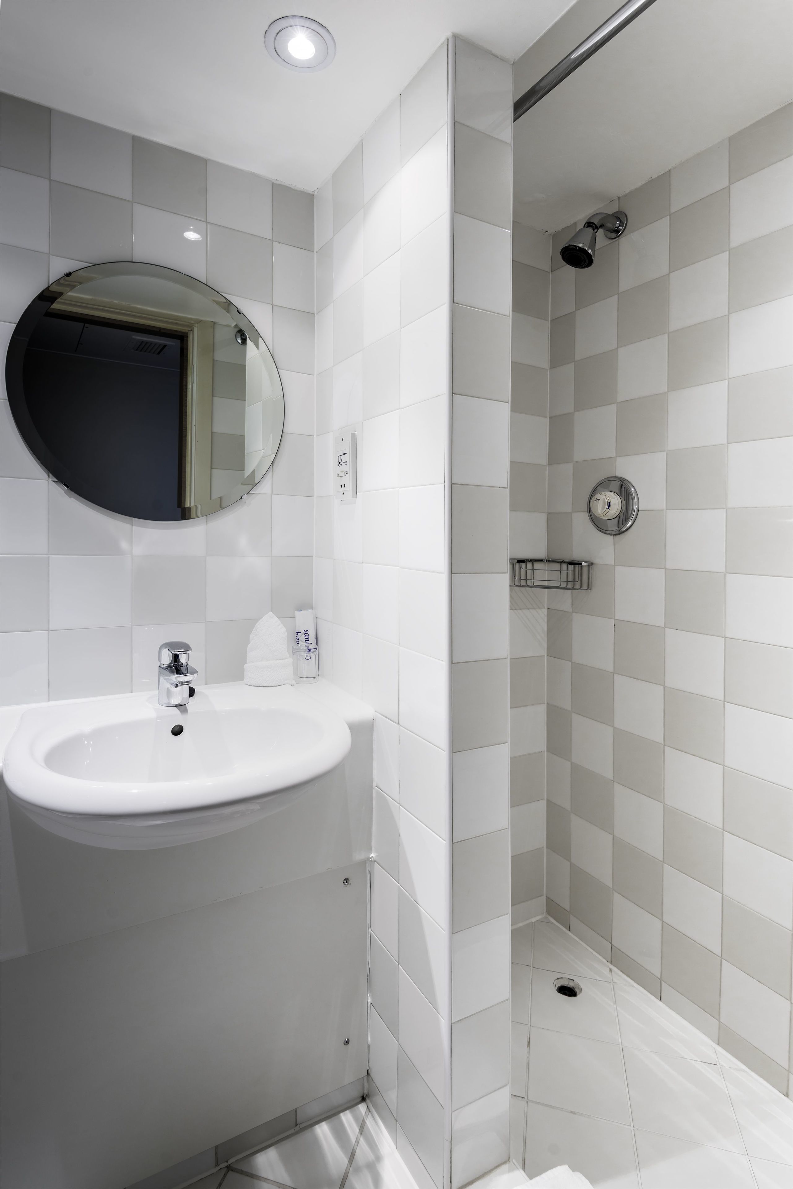 Combined shower/tub, free toiletries, hair dryer, towels