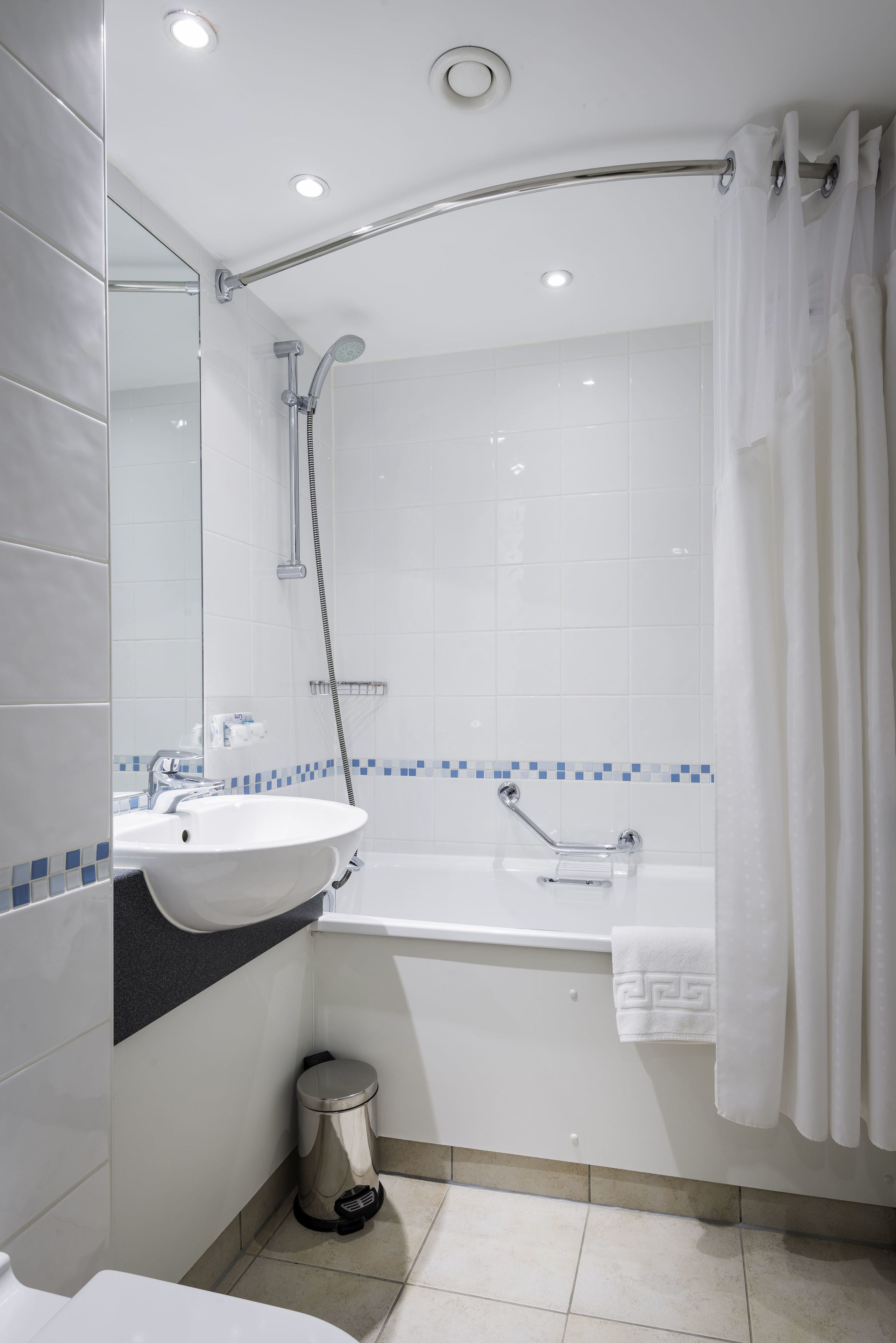 Habitación estándar, 1 cama individual | Baño | Tina con regadera, amenidades de baño gratuitas, secadora de cabello 