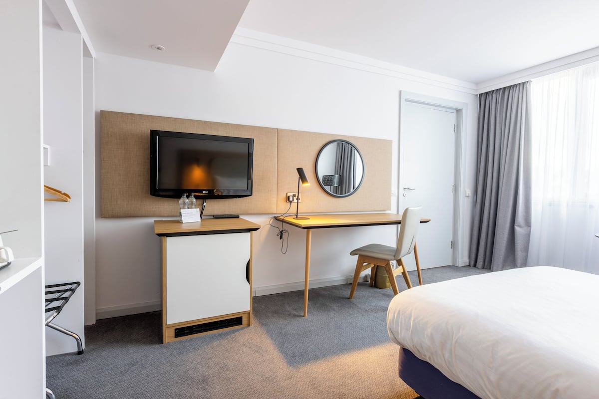 Standard Room, 1 Double Bed, Accessible | 1 bedroom, in-room safe, desk, blackout curtains