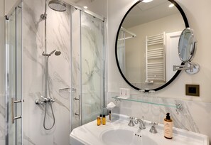 Chambre Double Classique | Salle de bain | Articles de toilette de luxe, sĂšche-cheveux, peignoirs, chaussons