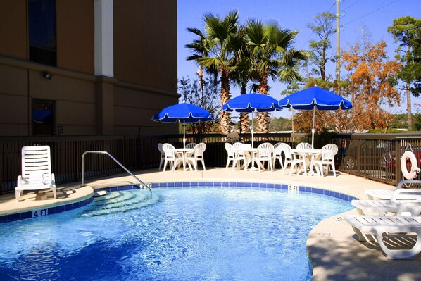 Outdoor pool, sun loungers