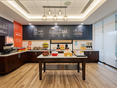 Desayuno para llevar incluido todos los días . Hampton Inn West Palm Beach Florida Turnpike