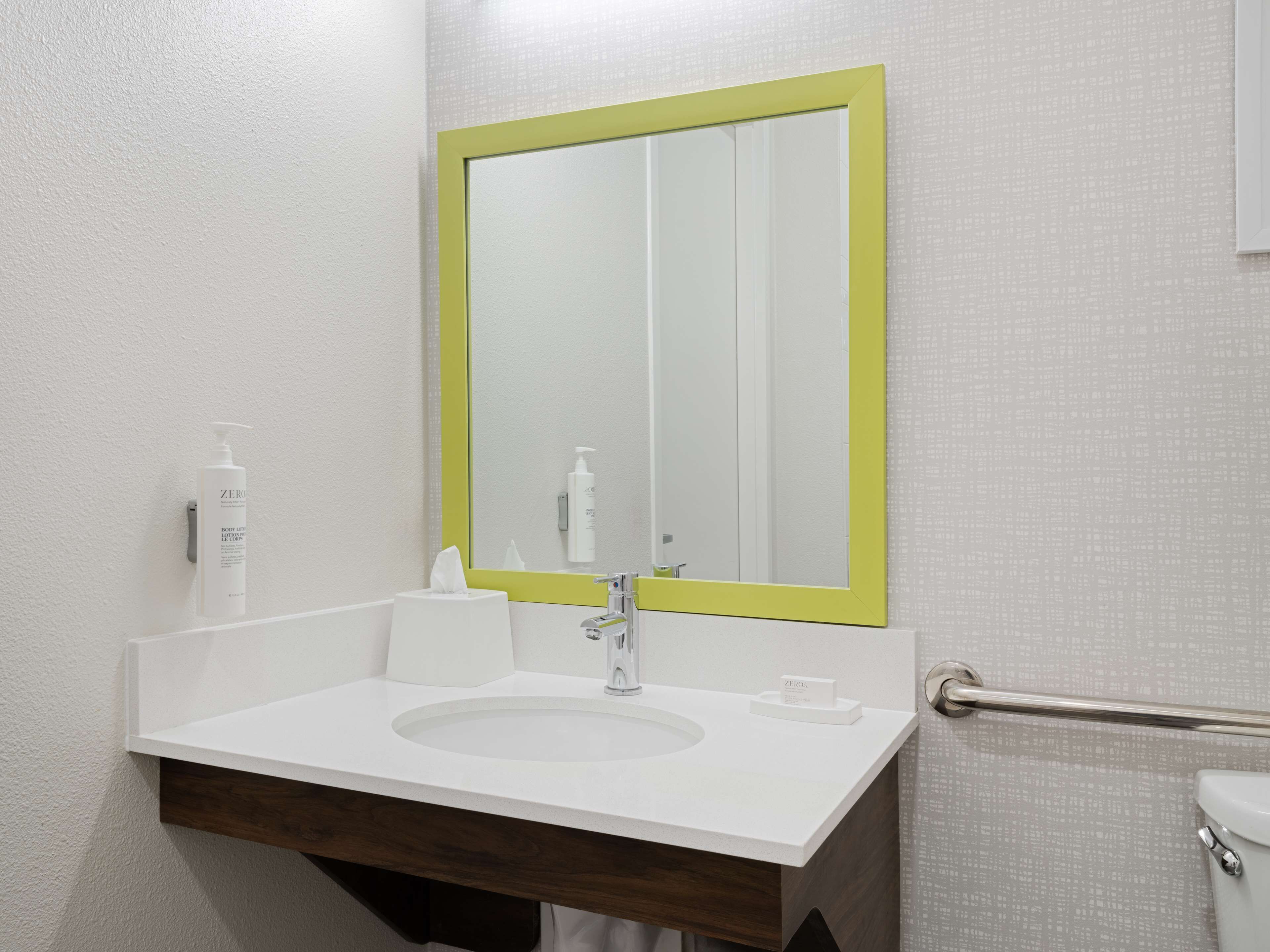 combined shower/bathtub, free toiletries, towels