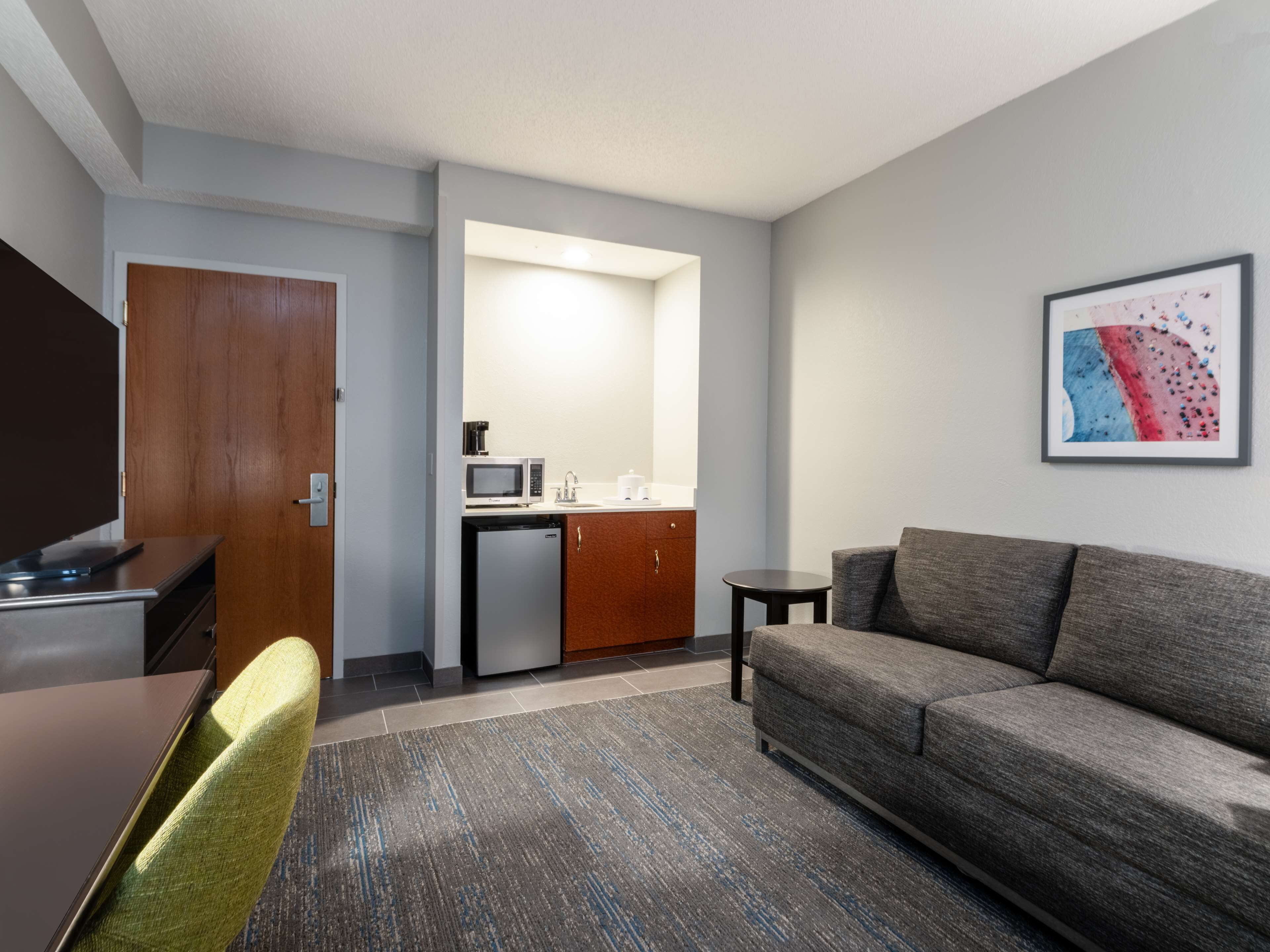 1 king suite, non-smoking | living area | 42-inch lcd tv with satellite channels, tv