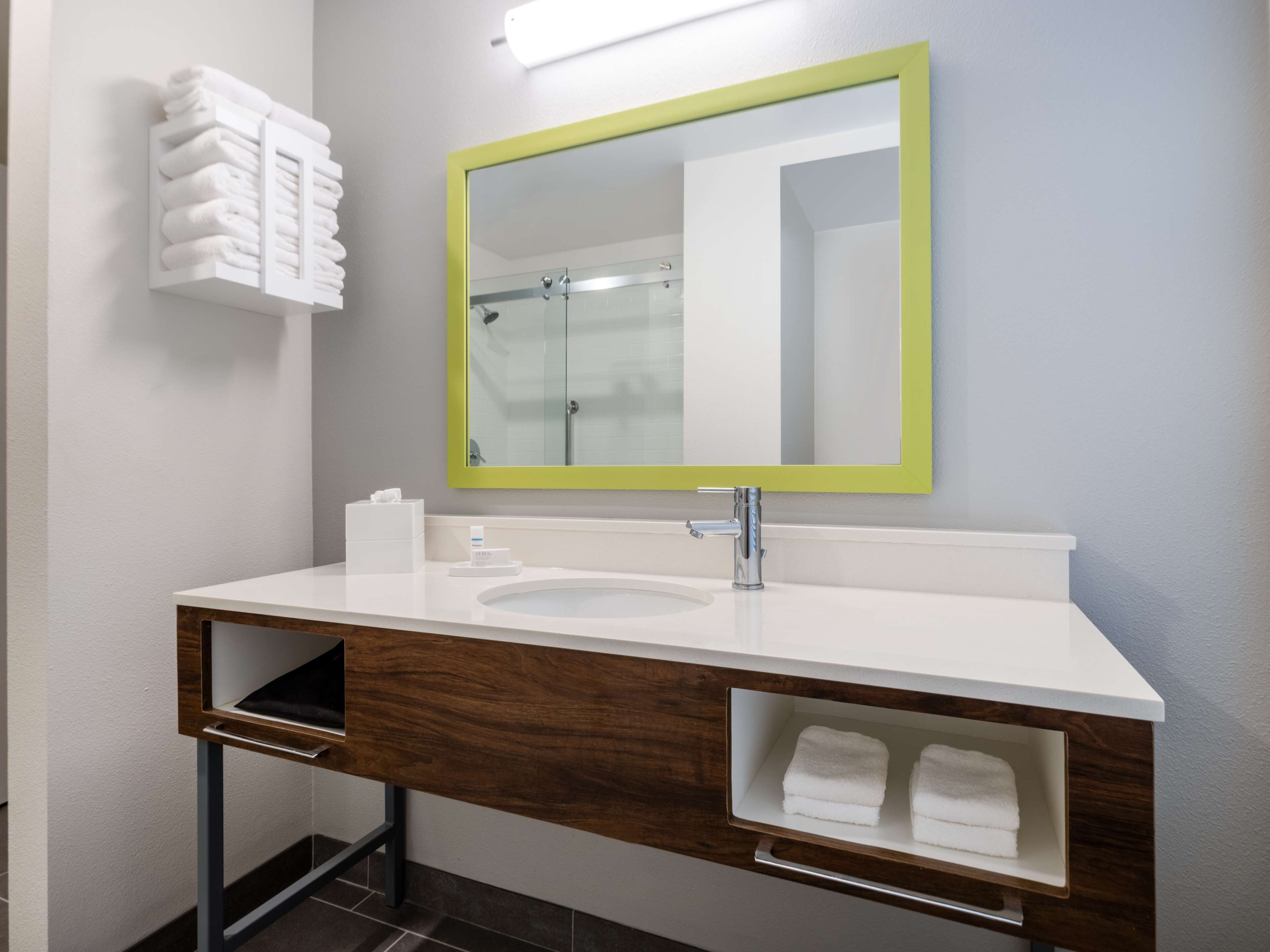 1 king suite, non-smoking | bathroom | combined shower/bathtub, free toiletries, towels