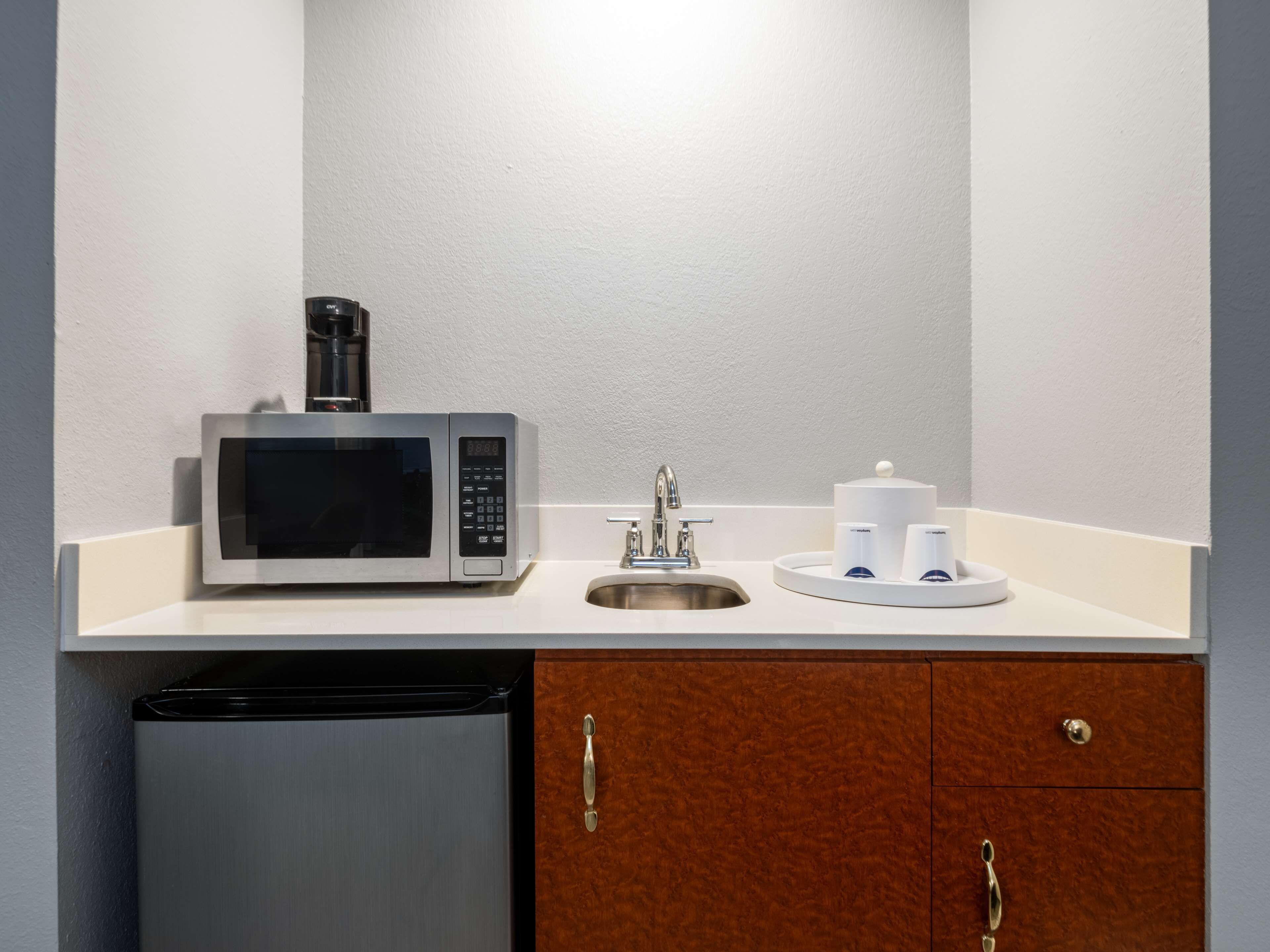 1 king suite, non-smoking | 1 bedroom, premium bedding, select comfort beds, in-room safe