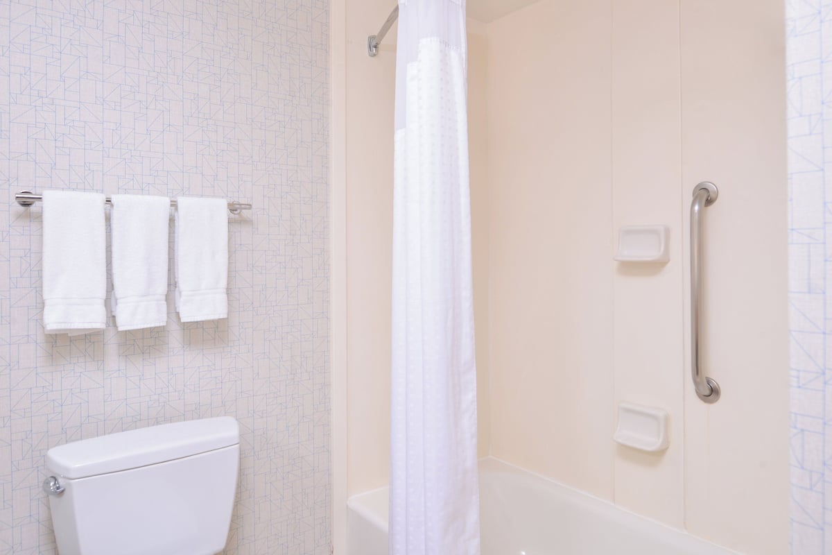 Combined shower/tub, rainfall showerhead, hair dryer, towels