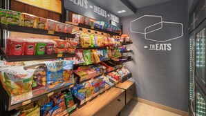 Un pasillo de supermercado con diversas botanas y cereales.