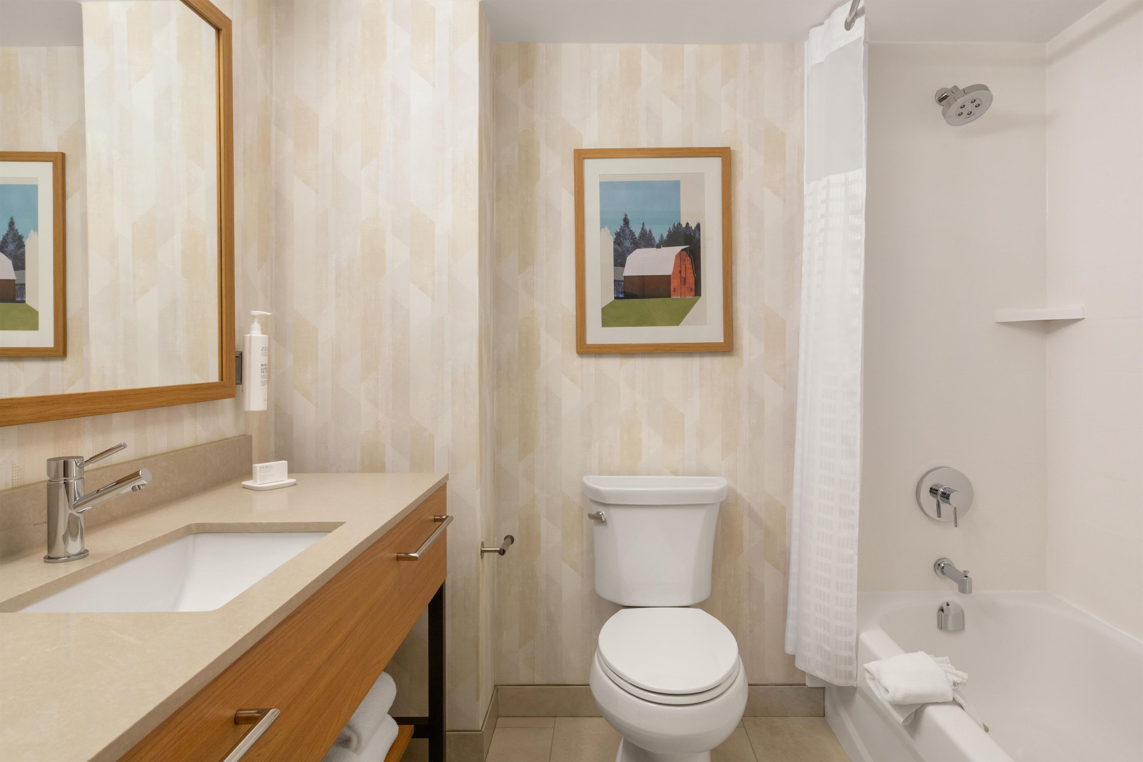 Un baño con inodoro, lavabo y bañera.